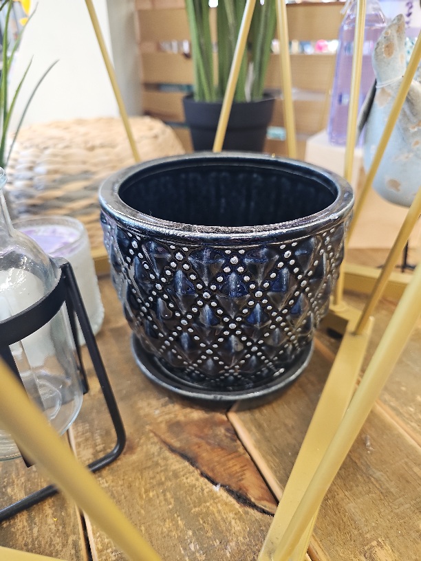a black pot